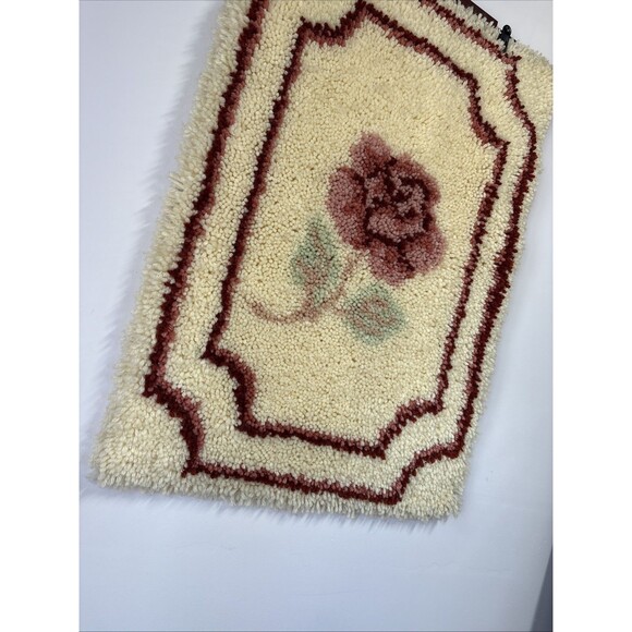 Latch Hook Rug Wall Hanging Cottage Core 1970-80s Rose Solitaire 20x27 - Picture 2 of 6